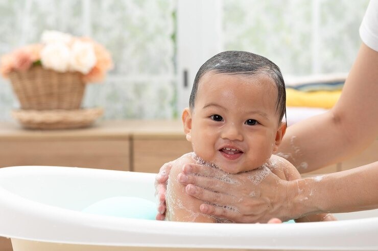 mata bayi terkena air, manfaat air bagi bayi, cara memandikan bayi, bayi dan air, bayi belajar berenang, stimulasi sensorik bayi, cara membuat bayi nyaman saat mandi, tips memandikan bayi, bayi takut air, manfaat bermain air bagi bayi.